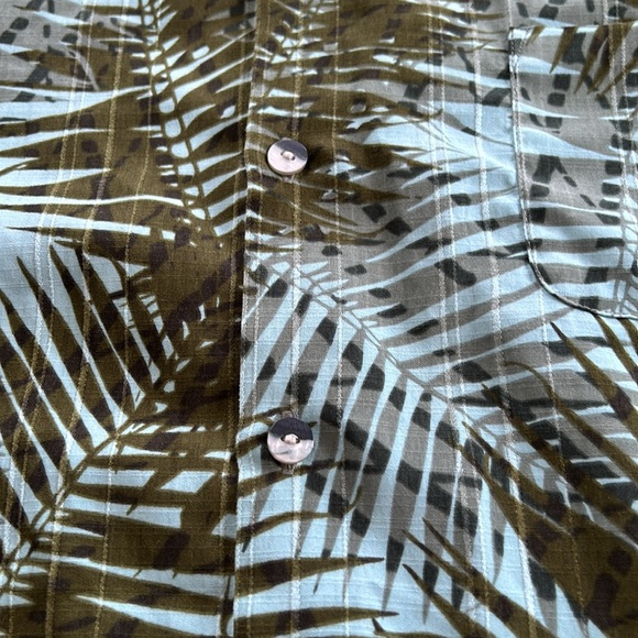 Van Heusen tropical men’s button front shirt. Size XL. Excellent condition. - Picture 5 of 7